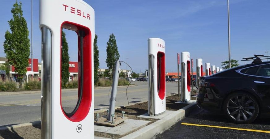 Keep the EV Mandate, Say Canadian Energy Experts